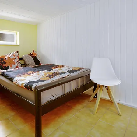 Kleines-ferienhaus-nur-5-auto-min-von-binz Nyaraló